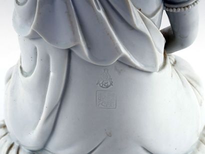 null BOUDDHA / BUDDHA

Sujet en porcelaine blanc de Chine, représentant le bouddha...