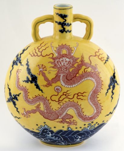 null BIANHU

Vase gourde de type bianhu à motif de dragon impérial sur fond jaune....