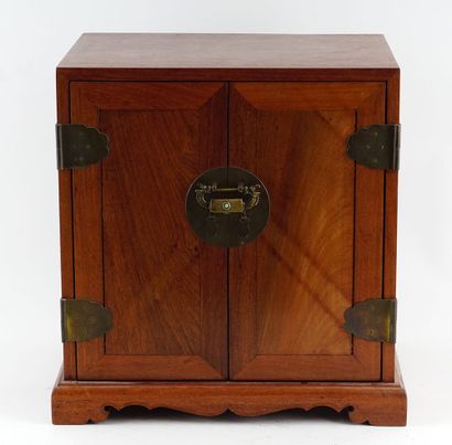 null CHINE / CHINA

Cabinet ouvrant à deux portes en bois. 

Chine, XXe siècle.

41...