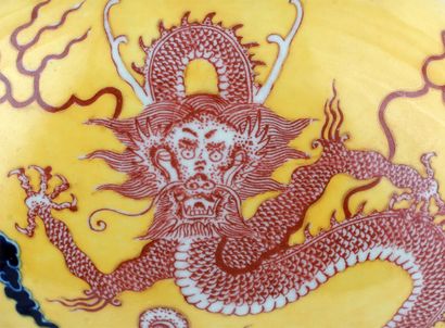 null BIANHU

Vase gourde de type bianhu à motif de dragon impérial sur fond jaune....