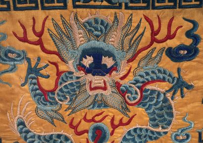 null DRAGON

Broderie encadrée représentant un dragon sur fond jaune. 

Chine, XXe...