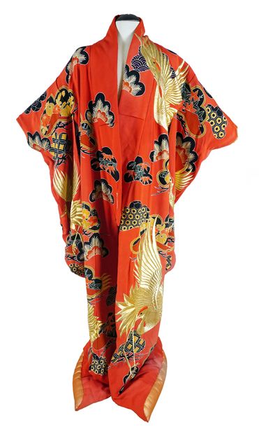 null JAPON / JAPAN

Un kimono rouge orné de grues brodées à l'aide de fil doré. Japon,...