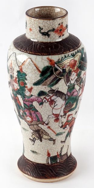 null NANJING

Vase en porcelaine émaillée de Nanjing. On peut voir divers personnages...