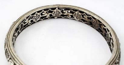  CHINE / CHINA 
Bracelet en métal argenté ajouré présentant des grues. Chine. 
 
Diamètre...