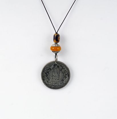 null GUANYIN

Pendentif en métal argenté mettant en scène Guanyin (Avalokitesvara).



Longueur...