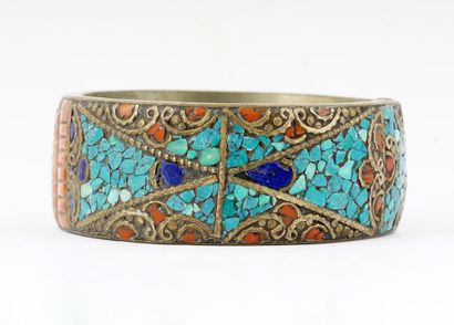 null CHINE / CHINA

Bracelet with a pattern made of several small stones. We can...
