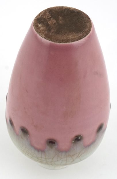 null ÉMAIL / ENAMEL

Petit vase d'érudit en céramique émaillée céladon et rose. Chine,...