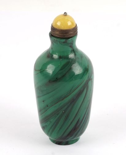  TABATIÈRE / SNUFF BOTTLE 
Snuff bottle in stone of type agate ribboned decorated...