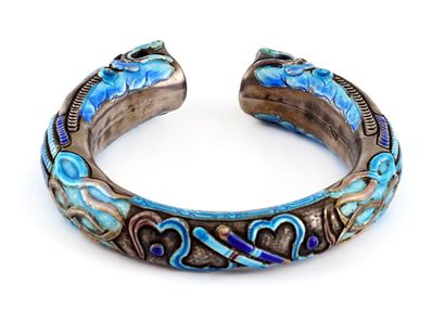 null DRAGON

Bracelet en métal argenté et émaillé bleu turquoise, les extrémités...