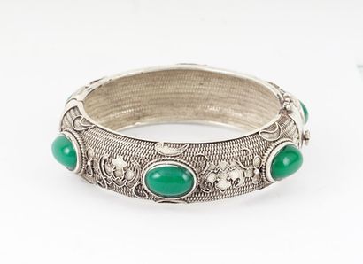 null CHINE / CHINA

Silver colored metal bracelet with six green aventurine cabochons....