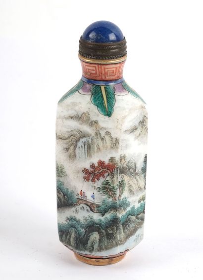 null TABATIÈRE / SNUFF BOTTLE

Tabatière en porcelaine émaillée polychrome. L'image...