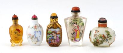 null TABATIÈRES / SNUFF BOTTLES

Ensemble de cinq flacons tabatières en verre peint...