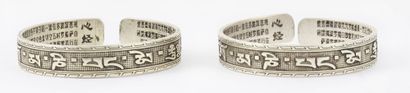 null CHINE / CHINA

Pair of silver colored metal bracelets with ritual inscriptions.



Diameter...
