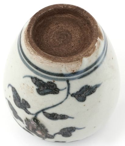 null CHATS / CATS

Petit vase à fleur en céramique émaillée bleue et blanche. Celui-ci...