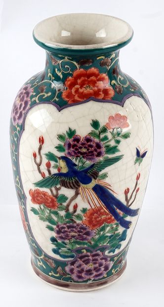 JAPON / JAPAN 
Vase en porcelaine émaillé...