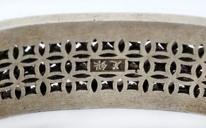 null CHINE / CHINA

Bracelet de prière en métal argenté ajouré. Chine, XXe siècle.



7...