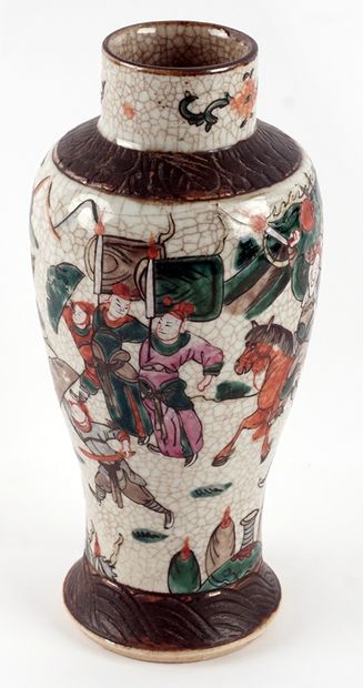 NANJING 
Vase en porcelaine émaillée de Nanjing....