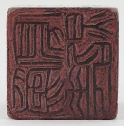  LION 
Ensemble de trois sceaux en pierre à savon rougeâtre, dont un est surmonté...