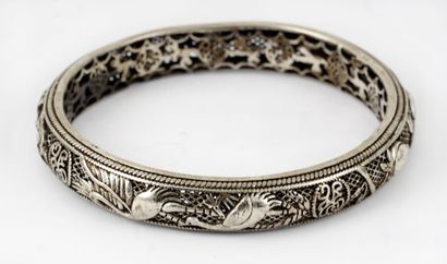 null CHINE / CHINA 

Silver colored openwork bracelet with cranes. China.



Total...