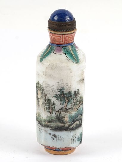 null TABATIÈRE / SNUFF BOTTLE

Tabatière en porcelaine émaillée polychrome. L'image...