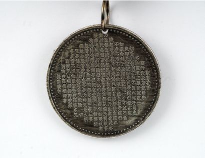  GUANYIN 
Pendentif en métal argenté mettant en scène Guanyin (Avalokitesvara). 
...