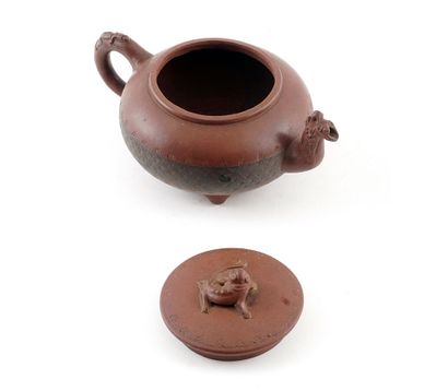 null YIXING

Yixing teapot, the spout in the shape of a chimera, the grip of the...