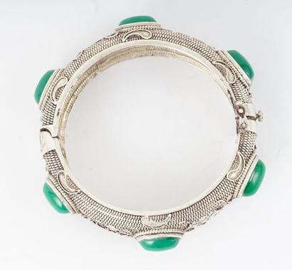 CHINE / CHINA 
Bracelet en métal argenté présentant six cabochons en aventurine...