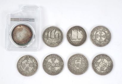 null CHINE / CHINA

Set of eight medals and coins of the Republic of China. China,...
