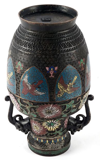 null JAPON / JAPAN

Vase en émaux champlevés présentant des oiseaux et des décors...