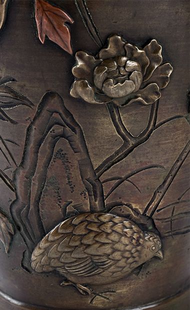 null JAPON / JAPAN

Vase en bronze présentant des fleurs et oiseaux en relief. Japon,...