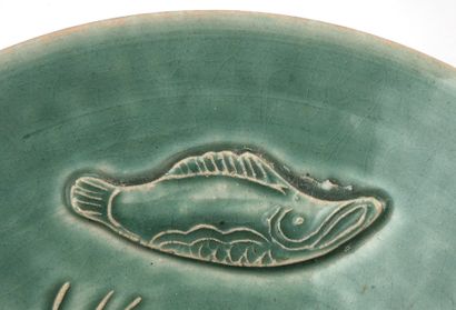  ÉTANG / POND 
Bol en porcelaine émaillée verte présentant à l'intérieur des poissons...