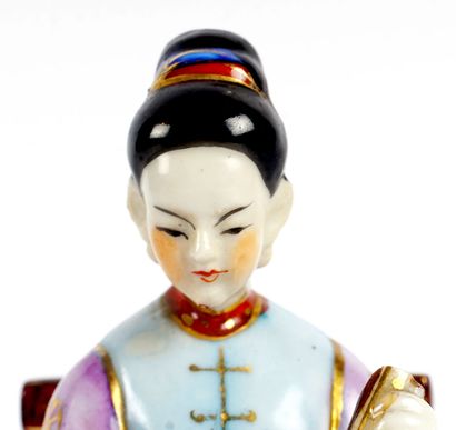 null JAPON / JAPAN

Statuette d'une musicienne en porcelaine. Japon, XXe siècle.



Hauteur...