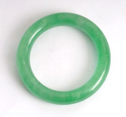  JADEITE 
Bracelet en jadeite verte. Birmanie. 
 
Poids : 98,2g 
Diamètre total :...