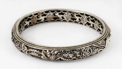 CHINE / CHINA 

Silver colored openwork bracelet...