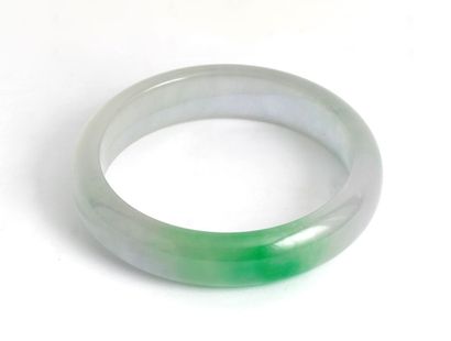  JADEITE 
Bracelet en jadeite pâle. Chine. 
 
Poids : 68,6g 
Diamètre total : 7,5cm...