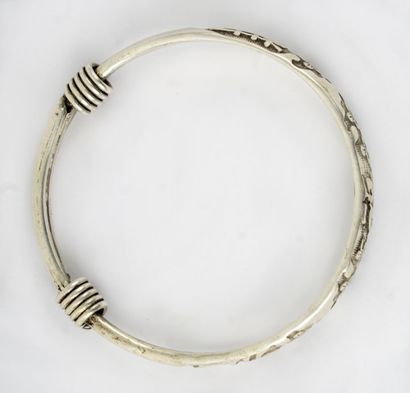 null CHINE / CHINA

Bracelet en métal argenté décoré de fleurs. Chine, XXe siècle.



Diamètre...