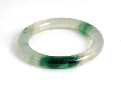  JADEITE 
Bracelet en jadeite très fine et translucide. Birmanie. 
 
Poids : 64,7g...