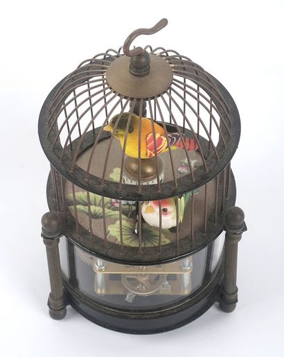 null HORLOGE / CLOCK

Horloge mécanique en forme de cage, contenant deux petits oiseaux....