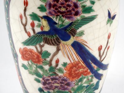 null JAPON / JAPAN 

Vase en porcelaine émaillé présentant deux scènes bordées de...