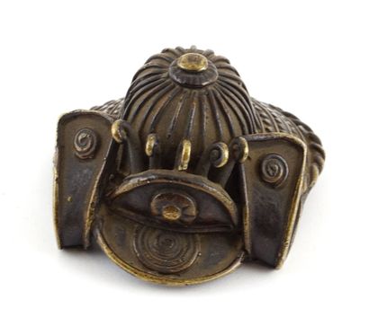 null JAPON / JAPAN

Small okimono in bronze, resembling a samurai helmet. 

Japan,...