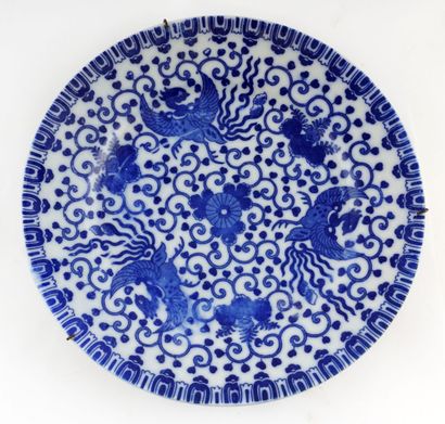 null JAPON / JAPAN

Paire d’assiettes en porcelaine, à décor en bleu de phénix, fleurs...