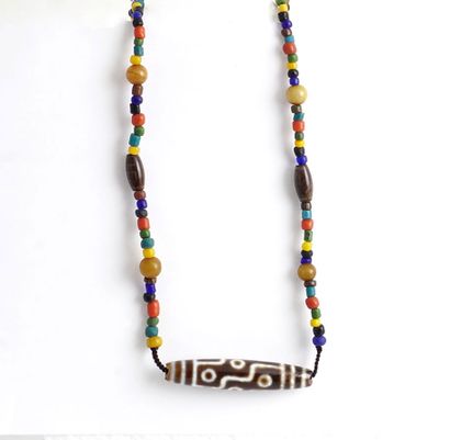 null DZI

Necklace made of beads with a Dzi. Sino-Tibet.



Length flat: 35,5cm /...