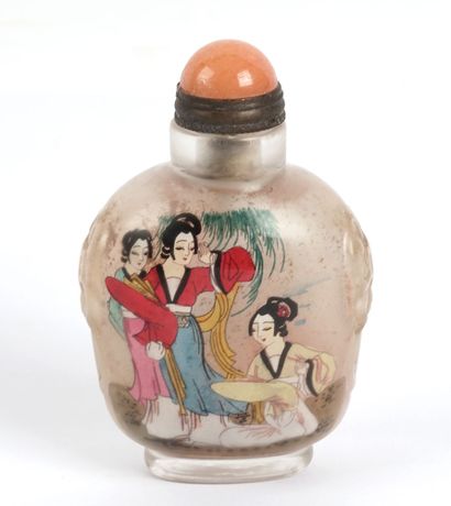  TABATIÈRES / SNUFF BOTTLES 
Pair of glass snuff bottles painted on the inside with...