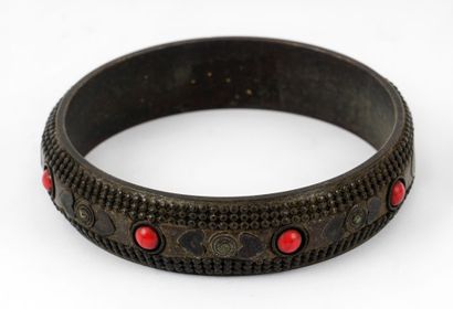 null SINO-TIBET

Metal ritual bracelet with a patina of coral colored cabochons....