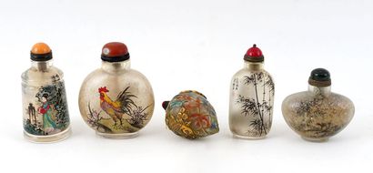  TABATIÈRES / SNUFF BOTTLES 
Set of five glass snuff bottles painted from the inside,...