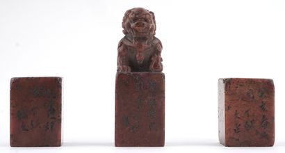  LION 
Ensemble de trois sceaux en pierre à savon rougeâtre, dont un est surmonté...