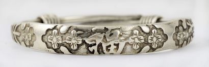 null CHINE / CHINA

Bracelet en métal argenté décoré de fleurs. Chine, XXe siècle.



Diamètre...