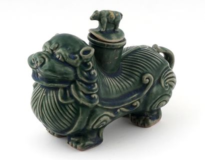  LION 
Récipient à vin en porcelaine émaillée verte, en forme de lion. Chine, XXe...