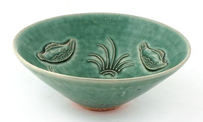 null ÉTANG / POND

Green enameled porcelain bowl with fish and plants in relief inside....