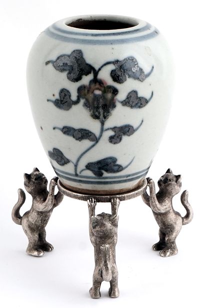 CHATS / CATS 
Petit vase à fleur en céramique...
